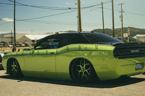 Dodge vert dans les rues de la ville