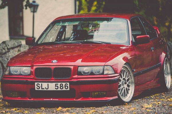 Roter bmw e36 im Herbst im Hof