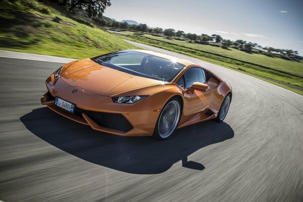 Samochód Lamborghini huracan z prędkością