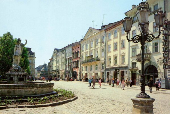 Plaza de Lviv con casas históricas