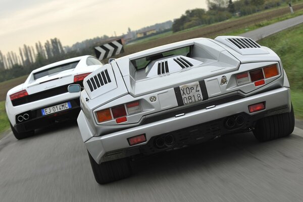 Gara di supercar fuori città, vista posteriore