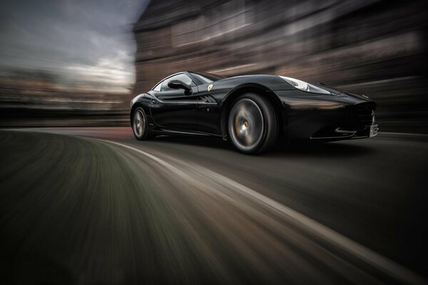 Noir Ferrari California vitesse en mouvement avec fond flou