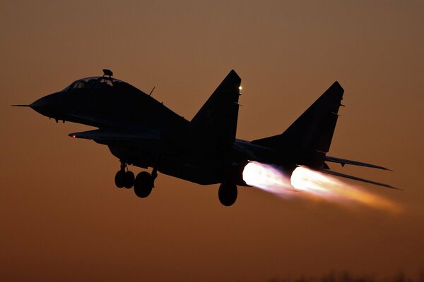 Start des Mig-29-Kampfflugzeugs in der Nacht