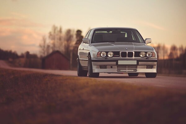 BMW E34 alpina sur route rurale