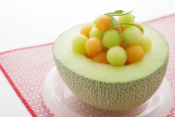 Melon avec des raisins pour ceux qui aiment les fruits