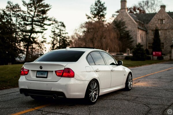 Bianco BMW Serie 3 Berlina sulla strada