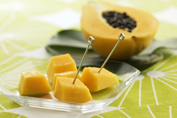 Fruits tropicaux en petits morceaux sur des brochettes