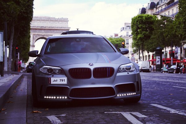 Grauer BMW auf einem Parkplatz in der Stadt