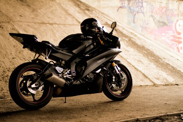 Yamaha Sportmotorrad unter der Brücke