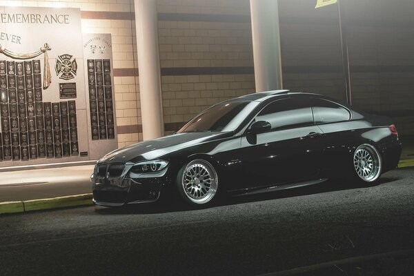 Tuningowane BMW M3 na poboczu