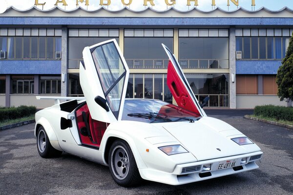 Weißer lamborghini countach lp5000 sek. Lamborghini mit offenen Türen