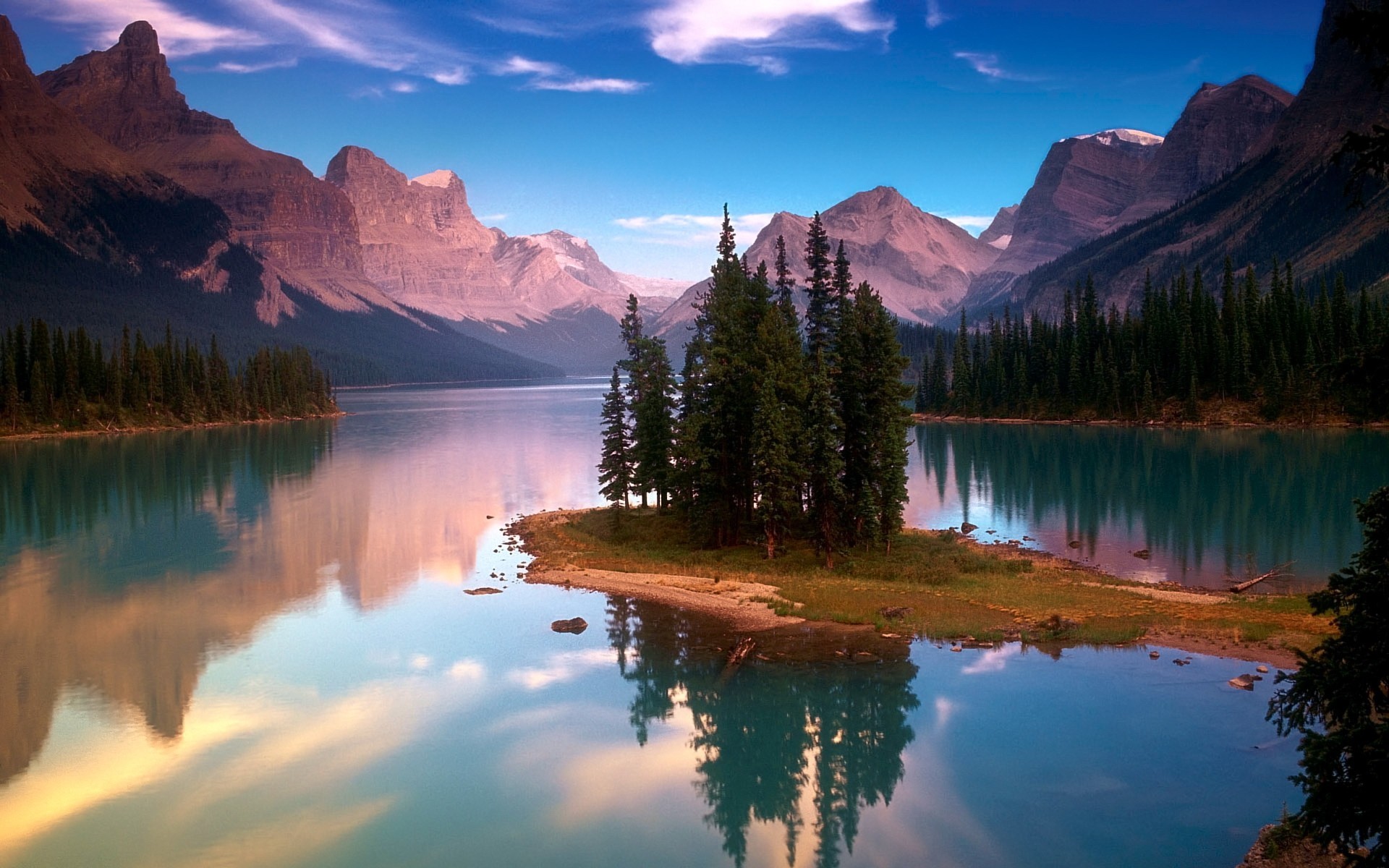 lago alberi montagne