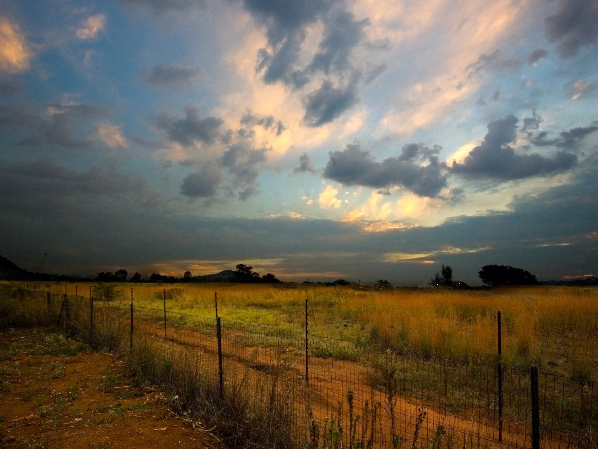 recinzione deserto nuvole sera