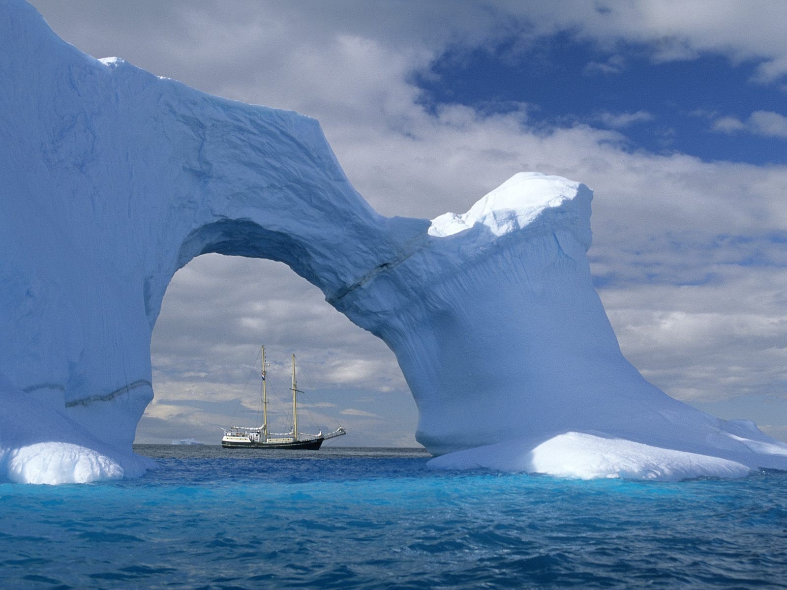 iceberg voilier vagues