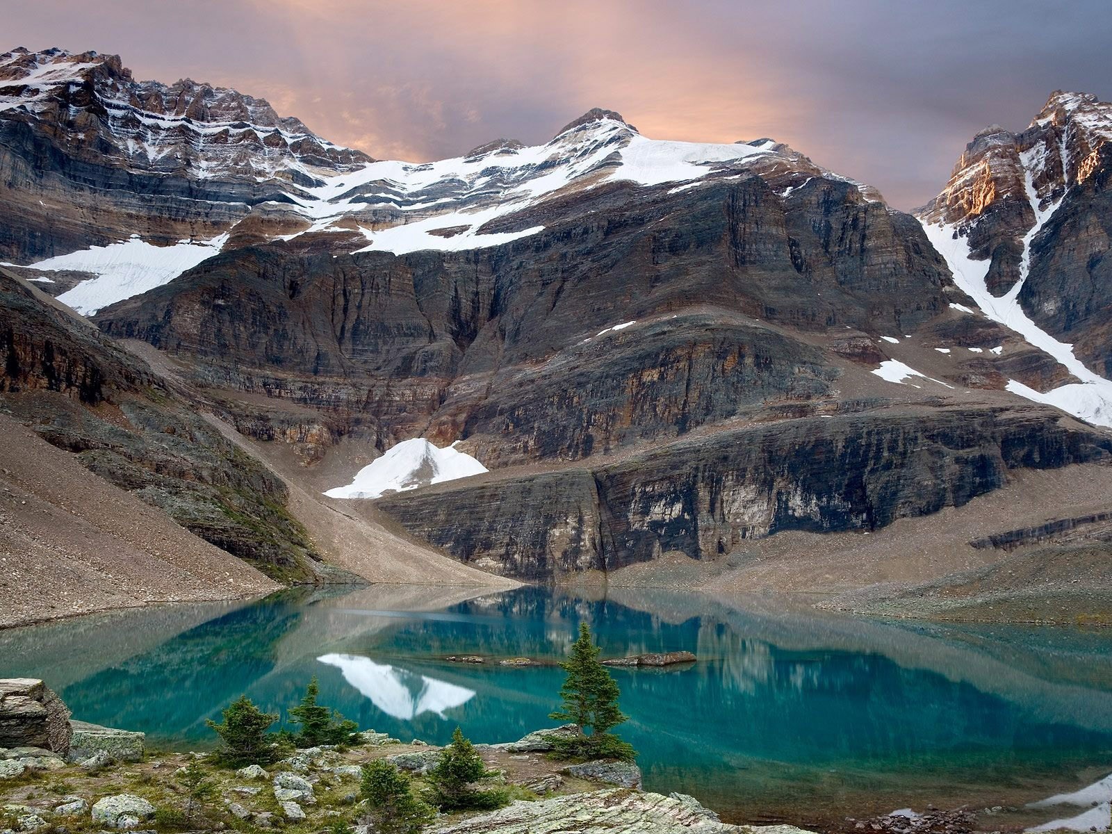 lago montañas árboles nieve