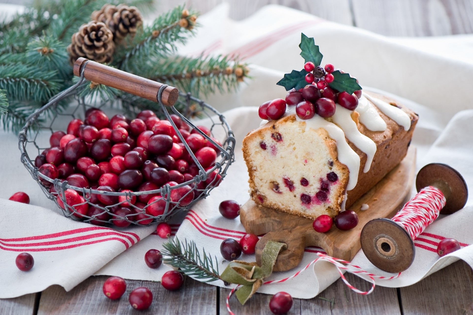 schnur kuchen beeren preiselbeeren zapfen bett