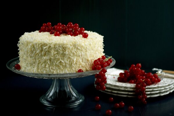 Kuchen mit roten Johannisbeeren auf einem Ständer