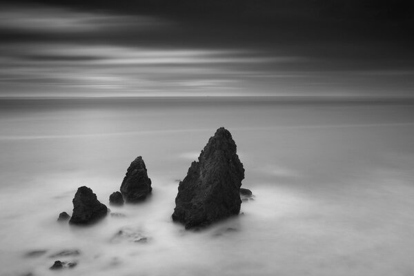 Rocas y horizonte en blanco y negro