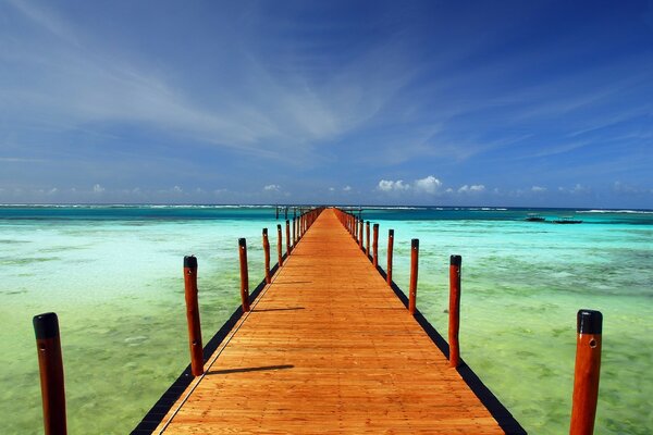 Long pont sur la mer