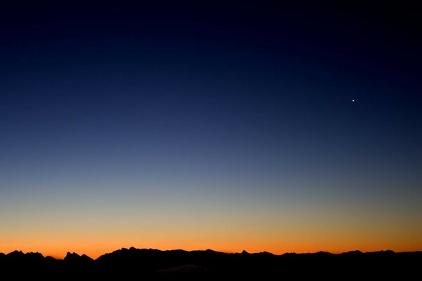 Noche puesta de sol cielo montañas