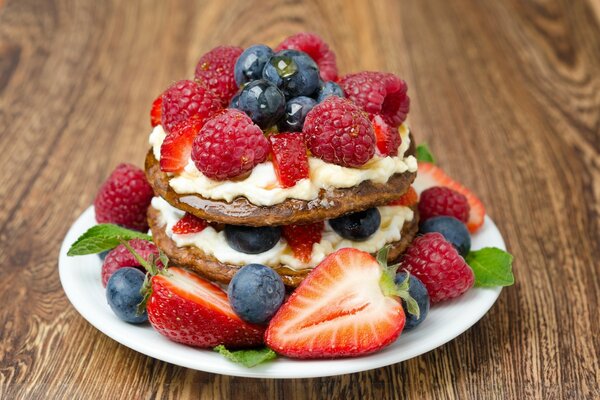 Delicioso pastel con fresas, frambuesas y arándanos