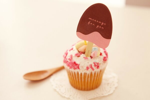 Cupcake con letras en la servilleta de encaje