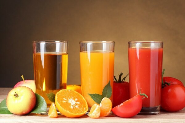 Jugo de manzana, naranja y tomate