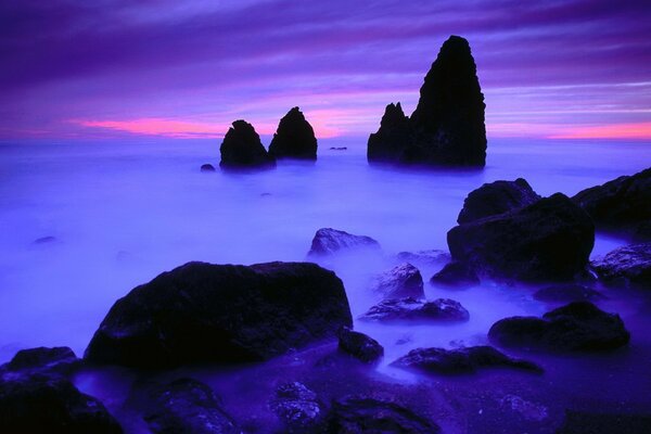 Rocas en la niebla. Cielo púrpura