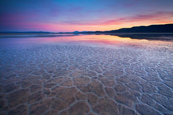 Agua clara en el desierto al atardecer