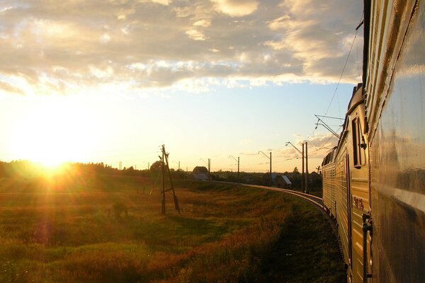 Puesta del sol sobre la curva del tren