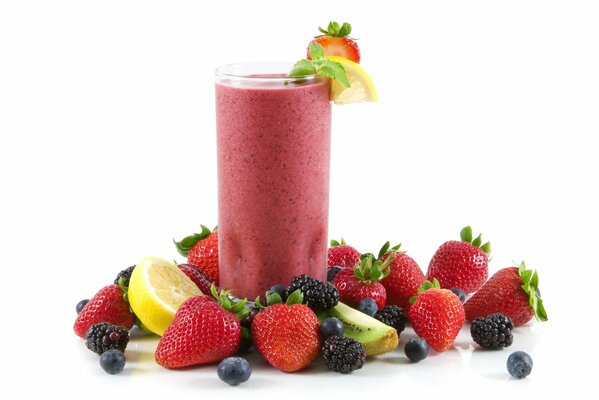 Verre de smoothie aux baies sur fond blanc avec des baies