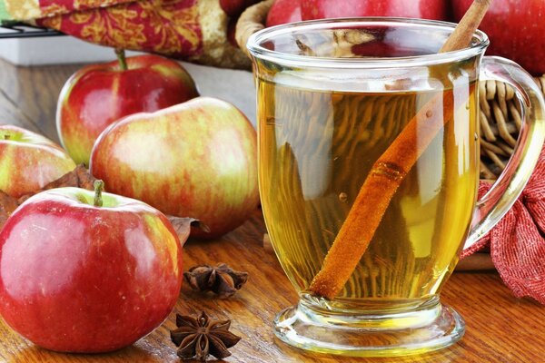 Jus de pomme sucré dans un verre