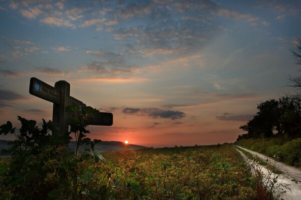 Pointeur près de la route au coucher du soleil