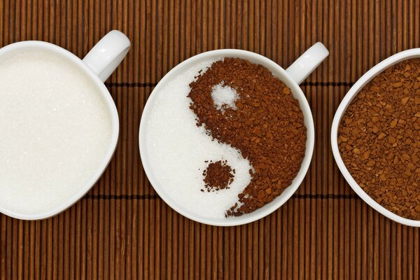 Café sous forme de Yin Yang et avec du sucre