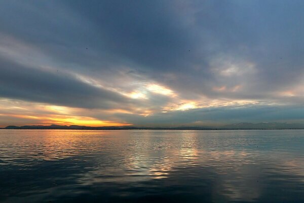 Garizont sul lago durante il tramonto