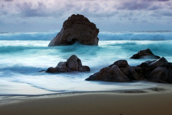 Les vagues de la mer battent les rochers