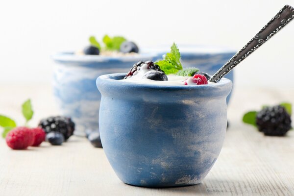 Köstliches Dessert zarte Creme mit frischen Beeren