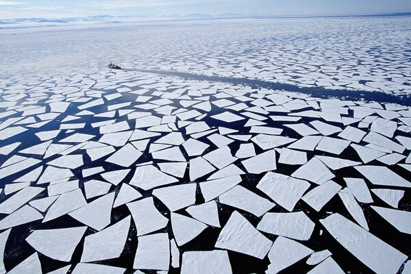 Brise-glace flottant en Antarctique