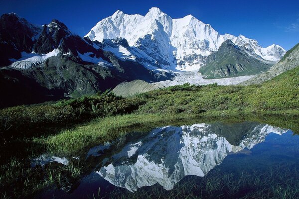 The snow-white splendor of Chomolonzo Peak in Tibet