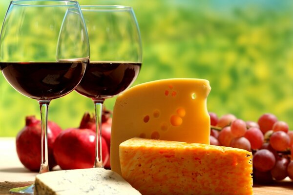 Le matin, un verre de vin avec du fromage