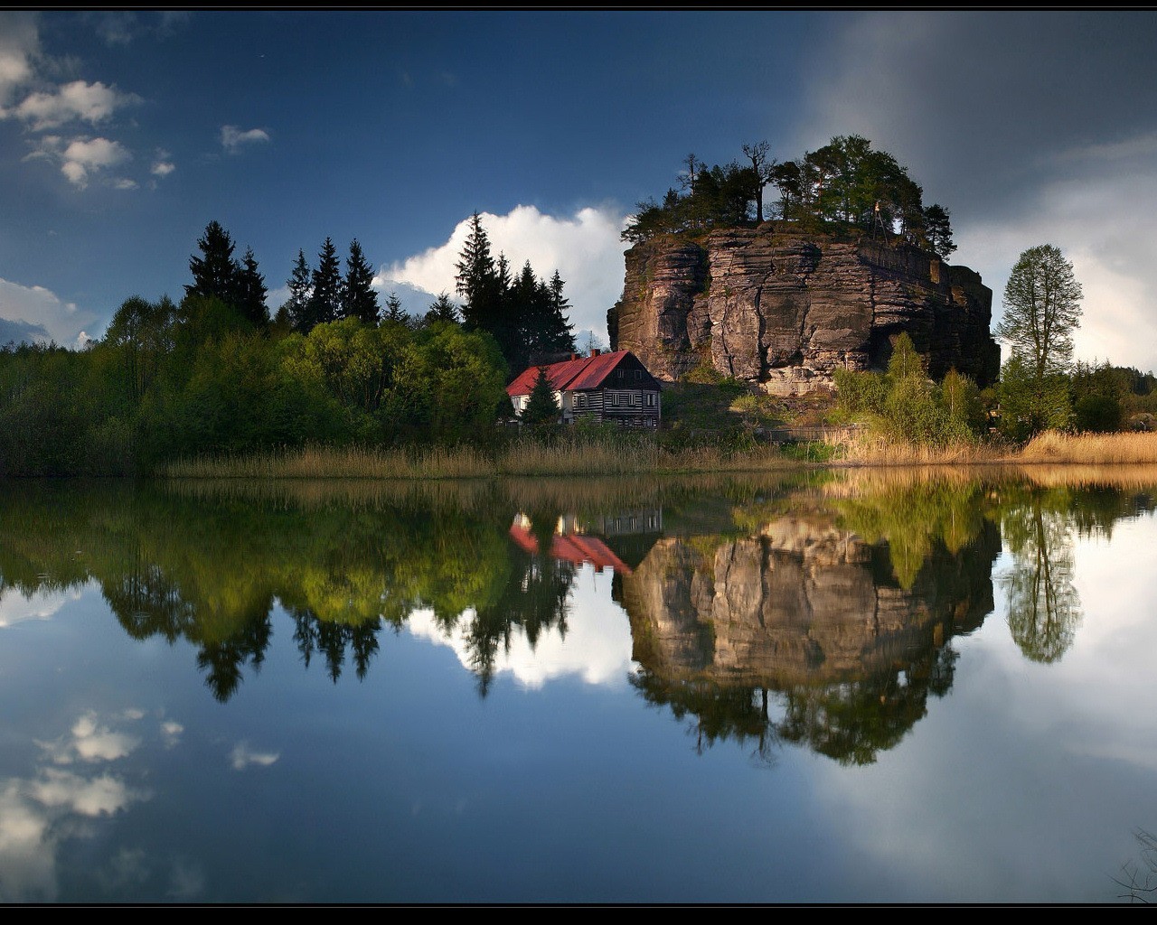 reflexión lago árboles casa nubes cielo