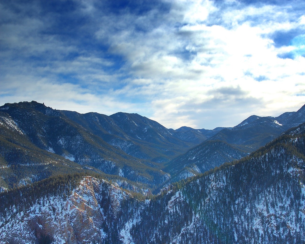 montagne nuvole foresta neve