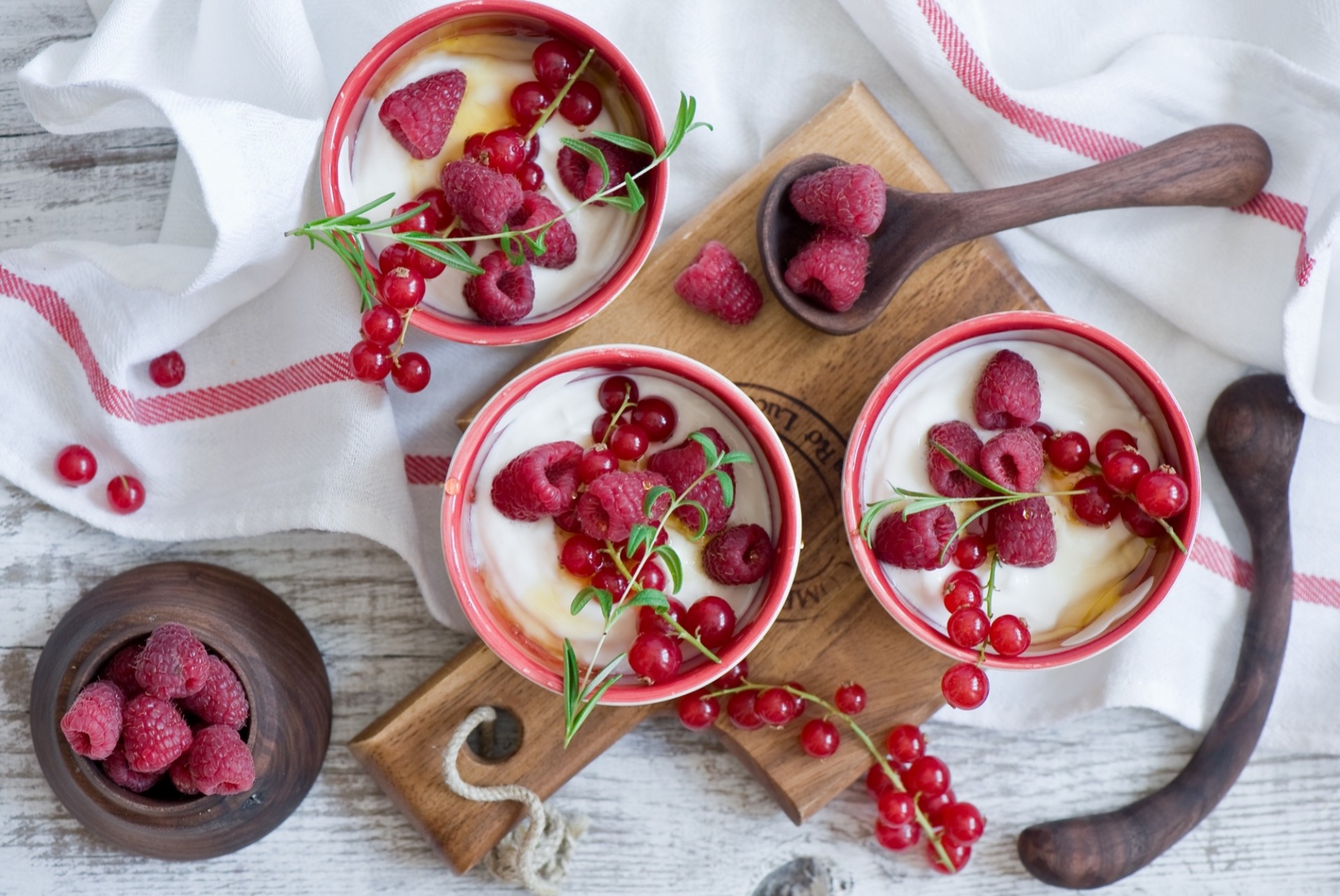 himbeeren beeren rote johannisbeeren joghurt