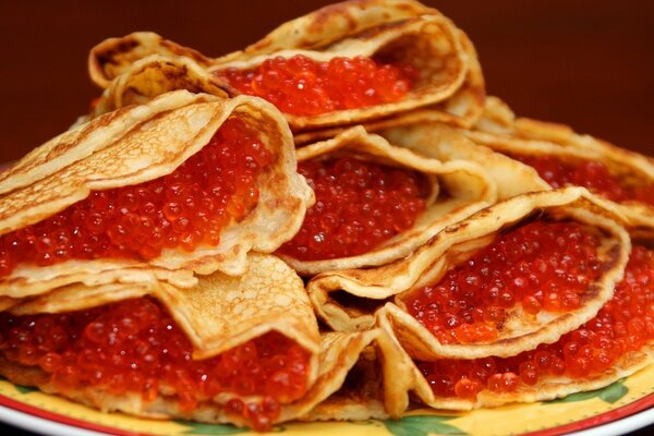 Crêpes fraîches avec délicieux caviar rouge