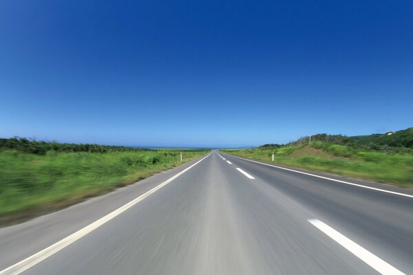 Ciel bleu avec la route