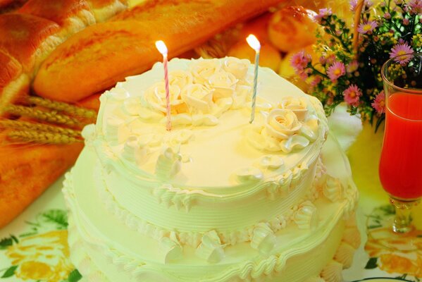 Gâteau d anniversaire avec des bougies sur la table