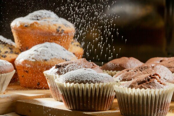 Muffins mit Puderzucker verziert