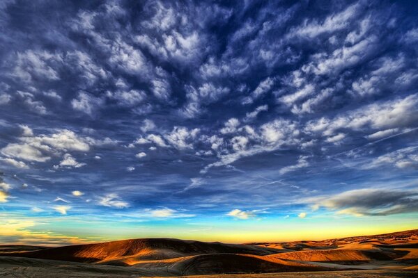 Il deserto e le nuvole galleggiano sopra di esso