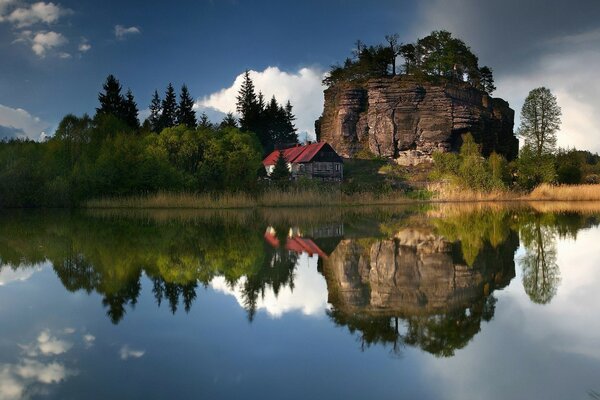 Hay un hermoso reflejo en el lago