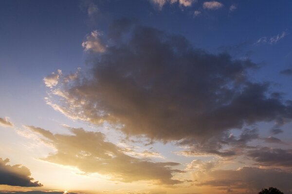 Coucher de soleil ciel et paysage olaka